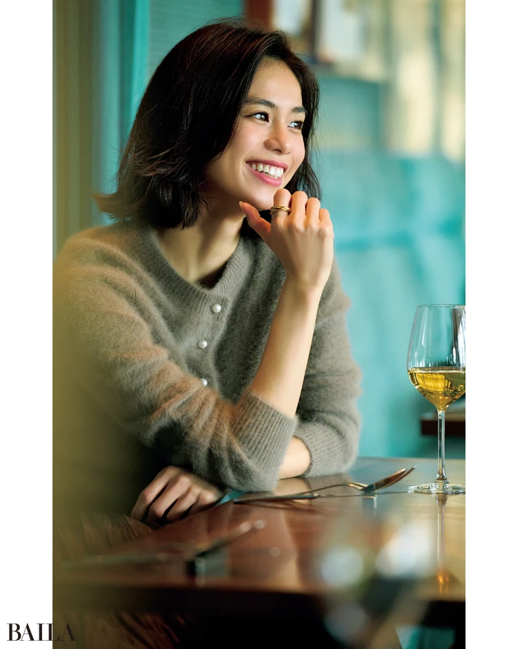 やわらかニットとシアースカートで旬のブラウンコーデに奥行きを