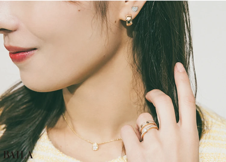 イエローと相性よく、華やかに見える ゴールドの華奢ジュエリーを添えて