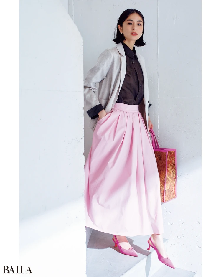 柔和なベージュジャケットを大胆ピンクで華やかに 