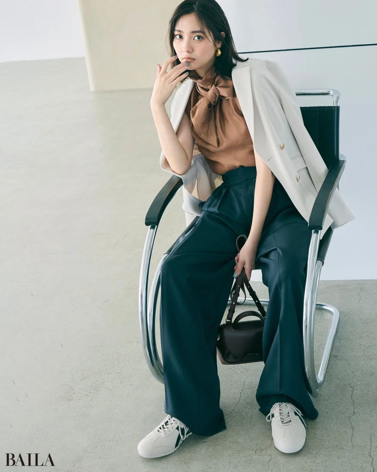 新川優愛　パンツコーデ