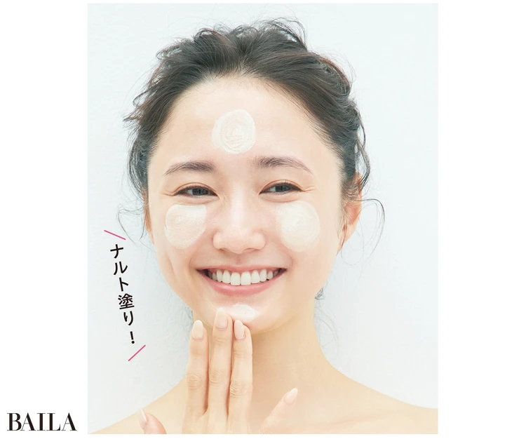 《1》両頰、おでこ、あご先に、円を描いて＂ナルト塗り＂