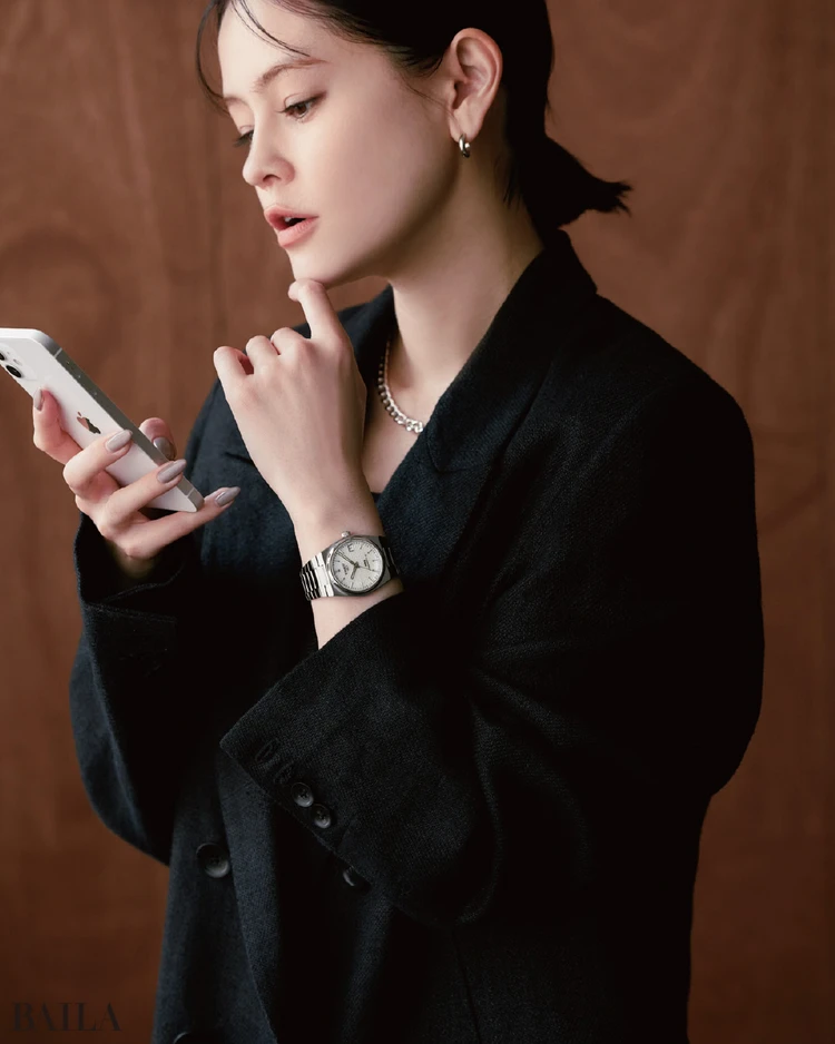 スーツに似合うマニッシュな腕時計で辛口仕上げ【BAILA今日のコーデ】