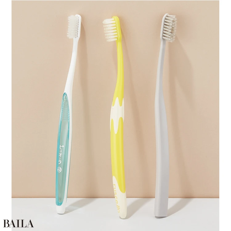 (右から)¥286/坂部ブラシ ルシェロ 歯ブラシ ふつう B-10M ¥390/アンチエイジング デンタルクリニック恵比寿 ピュオーラハブラシ コンパクト ふつう ¥264(編集部調べ)/花王