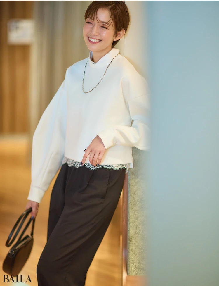 裾から繊細レースをのぞかせる さりげない甘さで大人の品格を