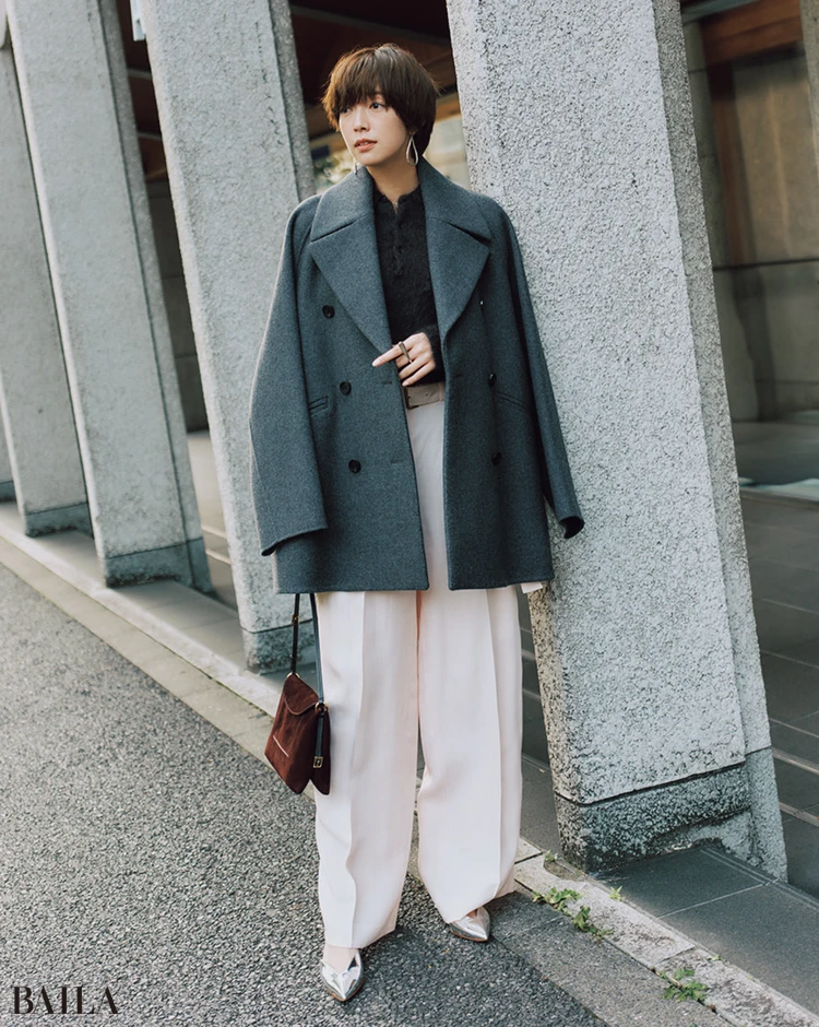 気張らないポロニットでフレンドリーなムードを呼び込む