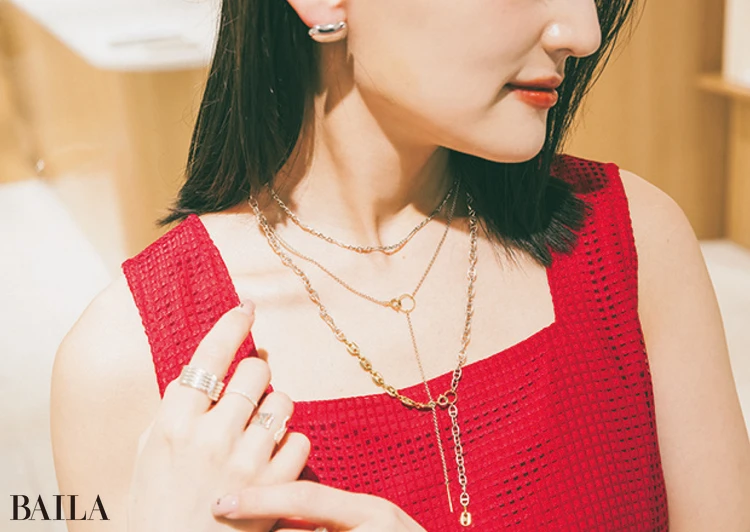 赤ドレスが子どもっぽく見えないよう シルバーのボリュームアクセでキレよく