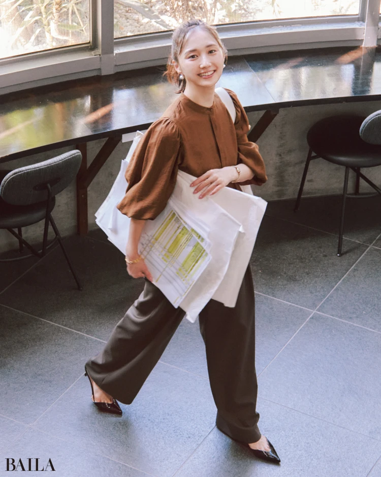 《Day2》忙しいデスクワークの日は顔まわりが華やぐブラウスで。部署の定例会でニシダ先生のサイン会開催が決定!