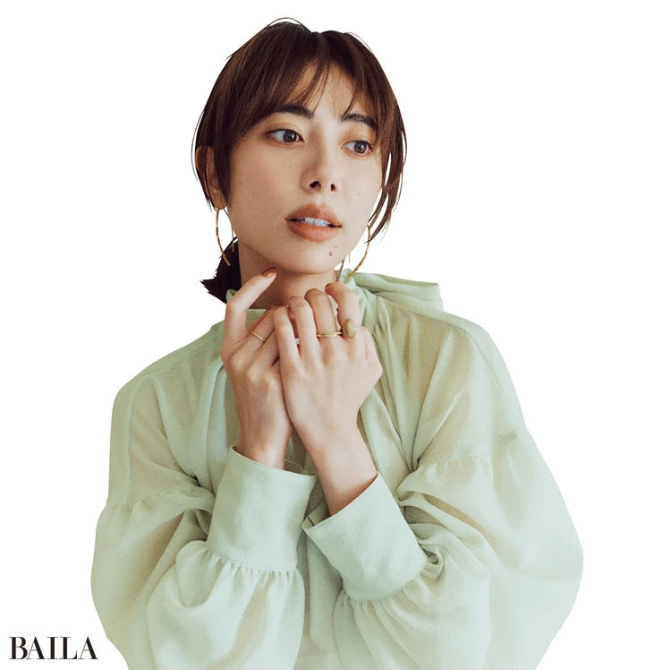 忙しい朝を救う「出しっぱなしアクセ」、甘めファッション派はコーデを引き締めるインパクト強めが正解！_3