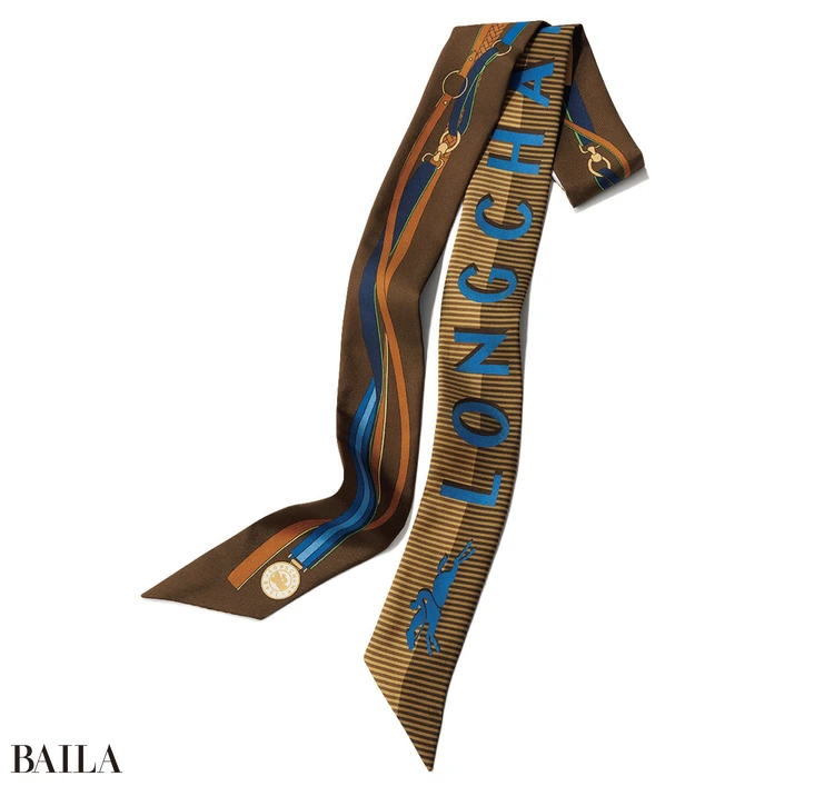 スカーフ（120×5）￥22000／ロンシャン・ジャパン（ロンシャン）　