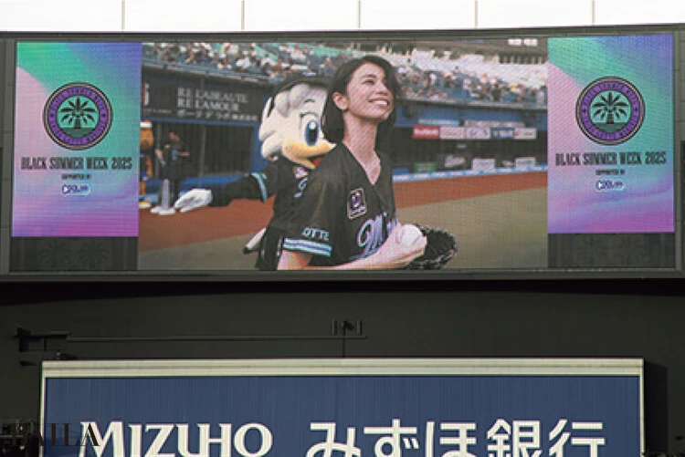 マリンビジョンに映る晴美に歓声！　