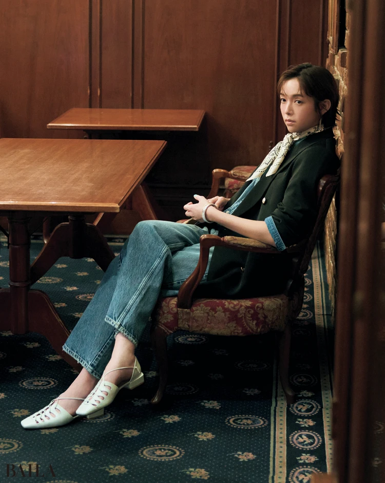 清楚な白を味方につけた気さくなデニムスタイル