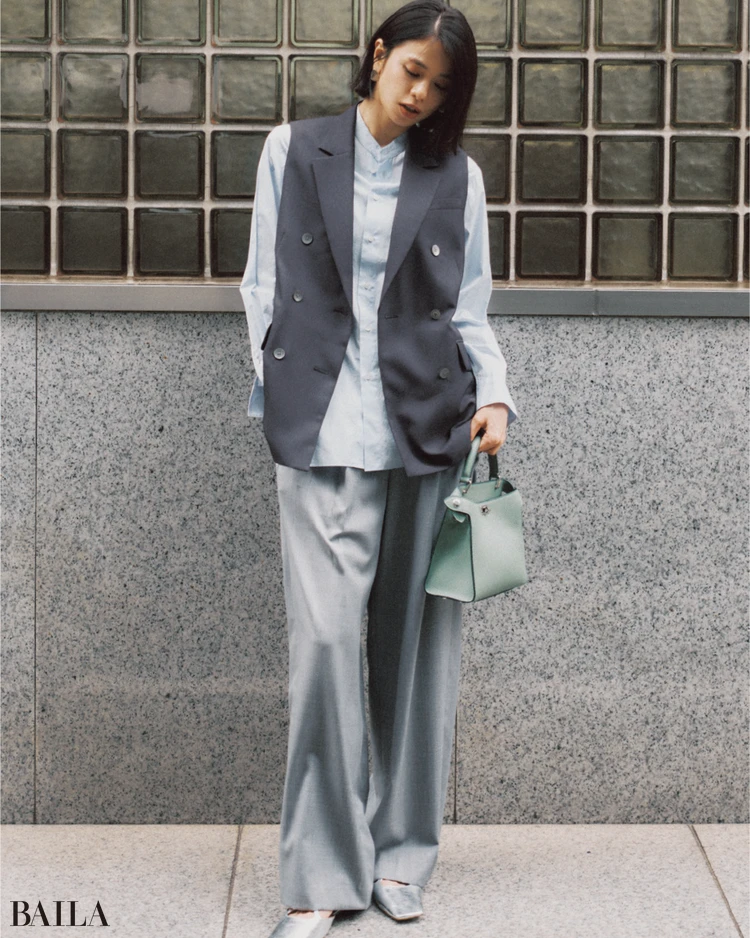 夏の通勤は軽やかなまま奥行きが生まれる涼感ジレに頼る【BAILA今日のコーデ】