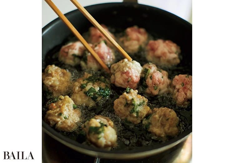 揚げ焼き開始後は2分放置。しっかり固まってから裏返して。