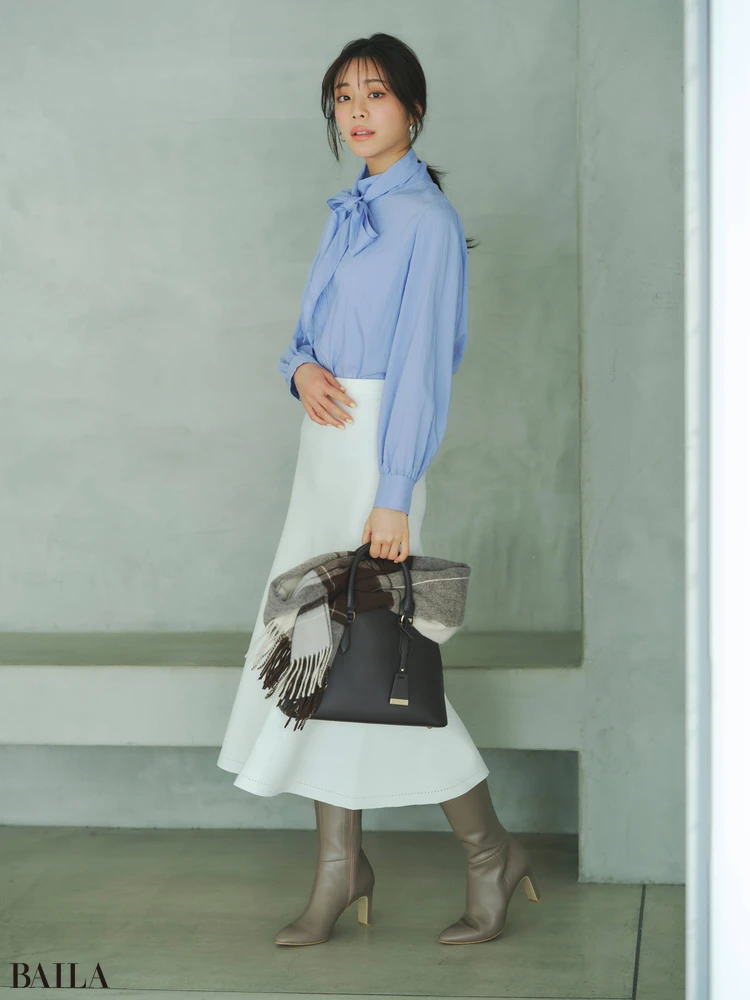 モデル貴島明日香がブラウス起点の秘書向けコーディネートを着ているモデルカット