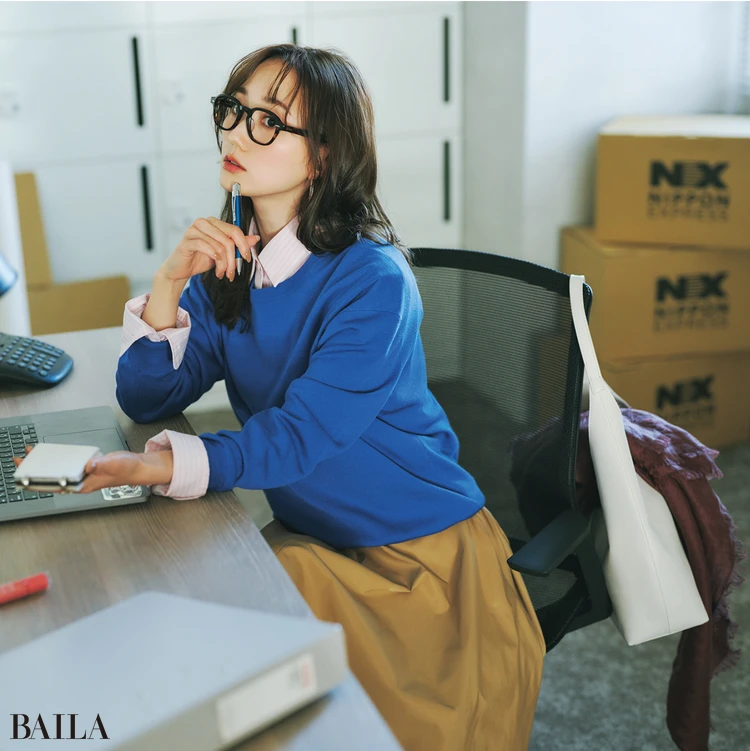 《DAY11》リモートMTG多めの日はニットの襟と袖口にシャツのストライプをきかせてメリハリを