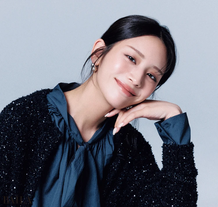 ざっくり編まれたゆるカーデに たっぷりのスパンコールで特別感を