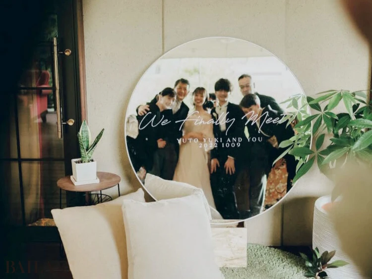 IKEAの鏡にウォールペーパーを貼って自作。大きい鏡だから集合写真が撮影可能。(yuさん・30歳・会社員)