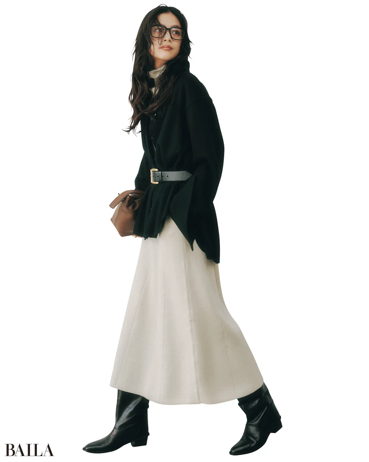 繊細なピンクを優しく引き締める、万能エクリュシャツ