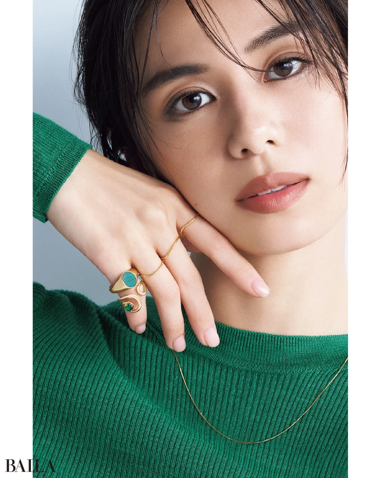 個性を光らせる色石リングはカラートーンを統一してリズミカルに