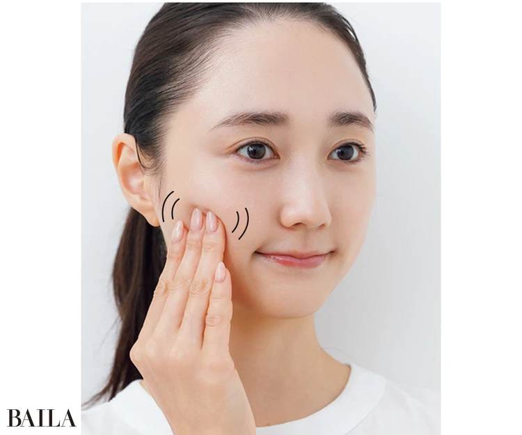 《1》食いしばりでコリ固まった咬筋を揺らす。こすらずに10秒繰り返す。