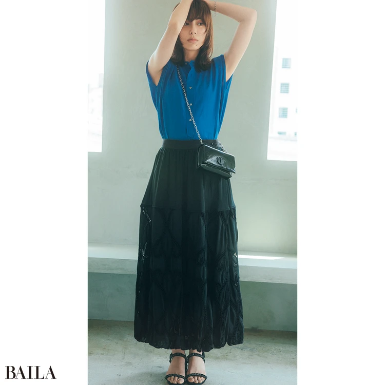 土屋 巴瑞季 ビビッドな夏色トップスはダークカラーで締めて落ち着いたムードに【BAILA今日のコーデ】