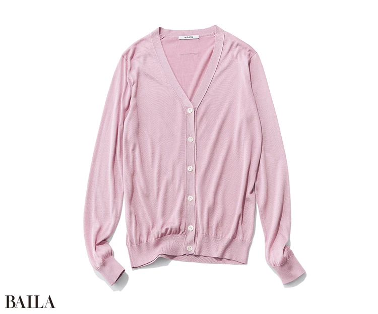 ）手触りのいいシルクカー デが手洗い可に進化。カーディガ ン￥41800／ザ ショップ スロー ン 新静岡セノバ店（スローン）