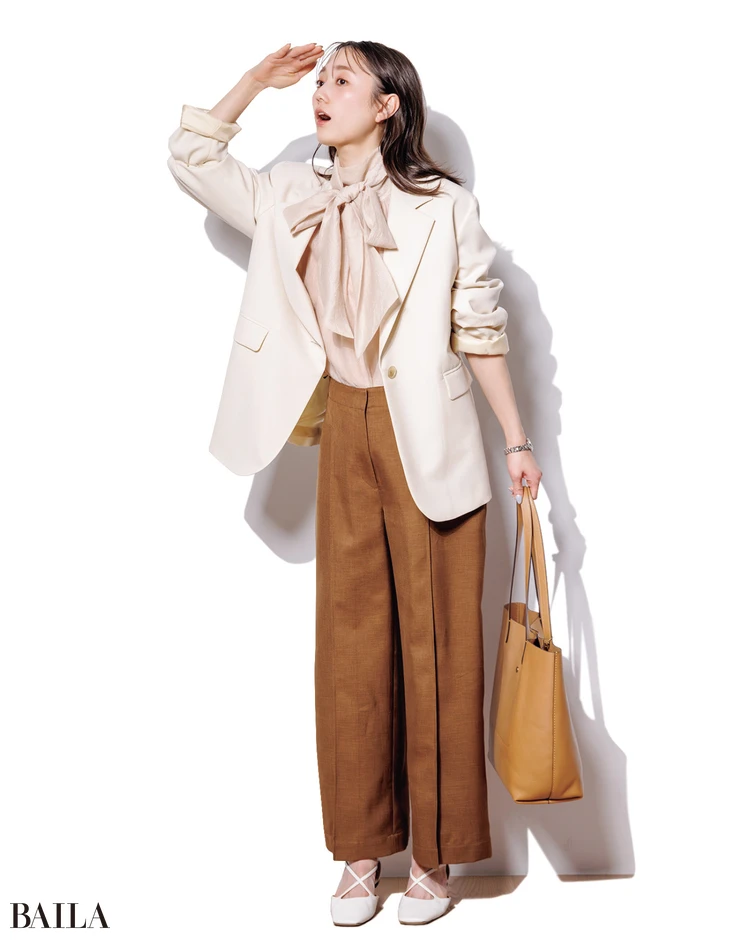 《Day3》顔まわりを華やげるボウタイブラウスで 同僚とごはん。早く着きすぎちゃった