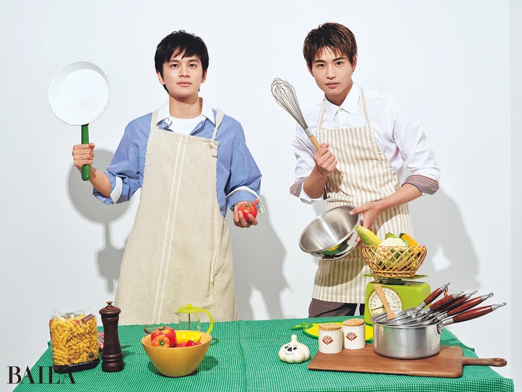 調理器具を持つ北村匠海さんと中沢元紀さん