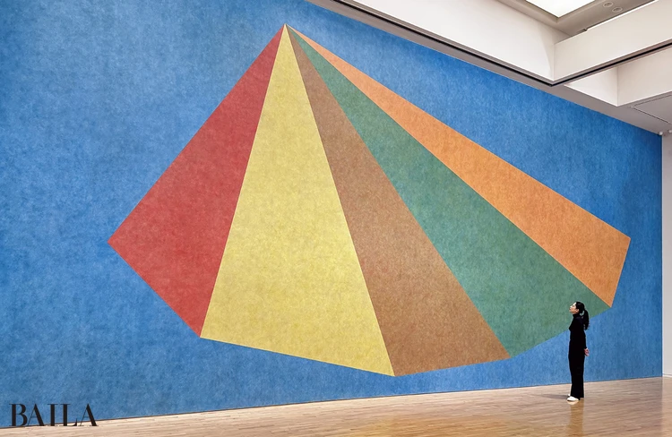 《ウォール・ドローイング #770　 カラー・インク・ウォッシュを 塗り重ねた非対称のピラミッド》 1994年9月初回展示