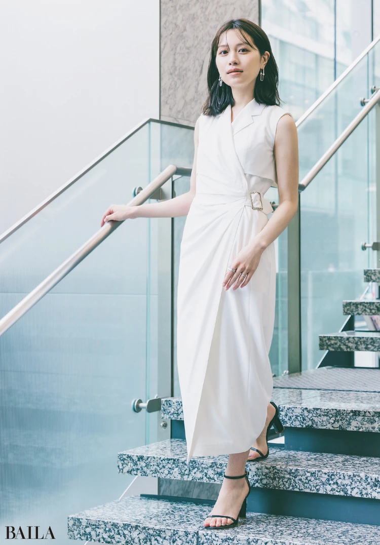 ブランドの魅力がひと目で伝わる白ワンピで最大限華やかに