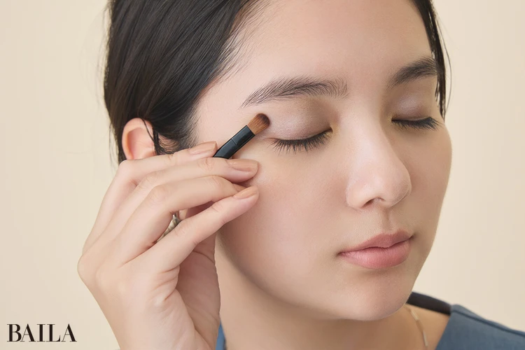 新川優愛　プロセス１　ベージュの上からグレーシャドウをレイヤード