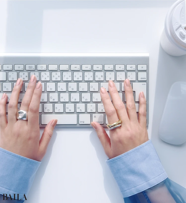 PCに向かう指先を知的に見せるベアベージュ