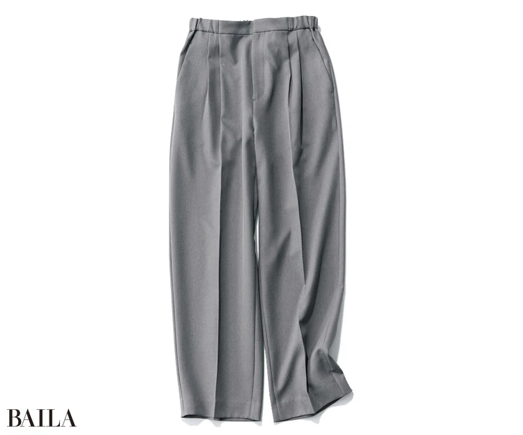 やわらかな素材感ながらツータックで美シルエットを演出するテーパードパンツ。