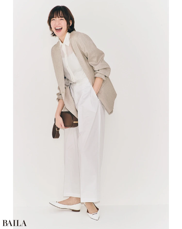 華やぐオールホワイトを懐の広い一枚で平常心に引き寄せて