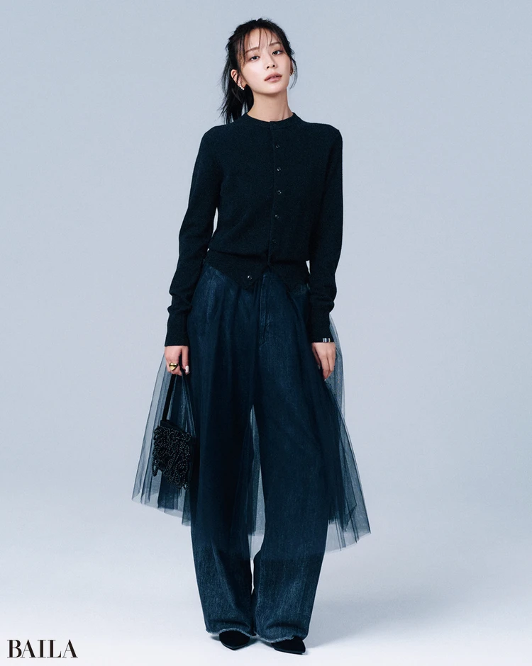 いつものワンツーにチュールを重ねるだけ。レディな甘さがひとさじ加わったおめかしコーデ