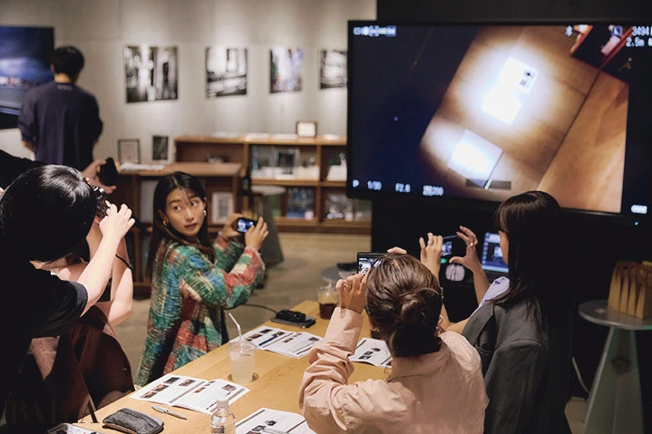 まるで映画のようなドラマチッ クな色調から、彩度の高い色調 まで、14種のカラーを体感。最 後はその魅力を確かめるべく、 実際にシャッターをパシャリ。