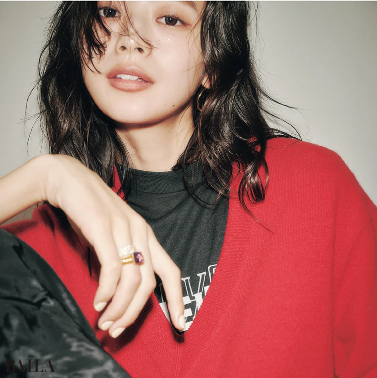 上質ニットの確かな包容力で勢いのある赤×ロゴの茶目っ気もさらりと