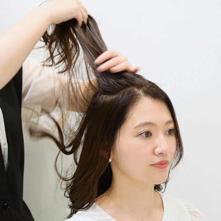 大野みおさん トップは後ろに持ち上げて、手に残ったスタイリング剤を軽くつけます。