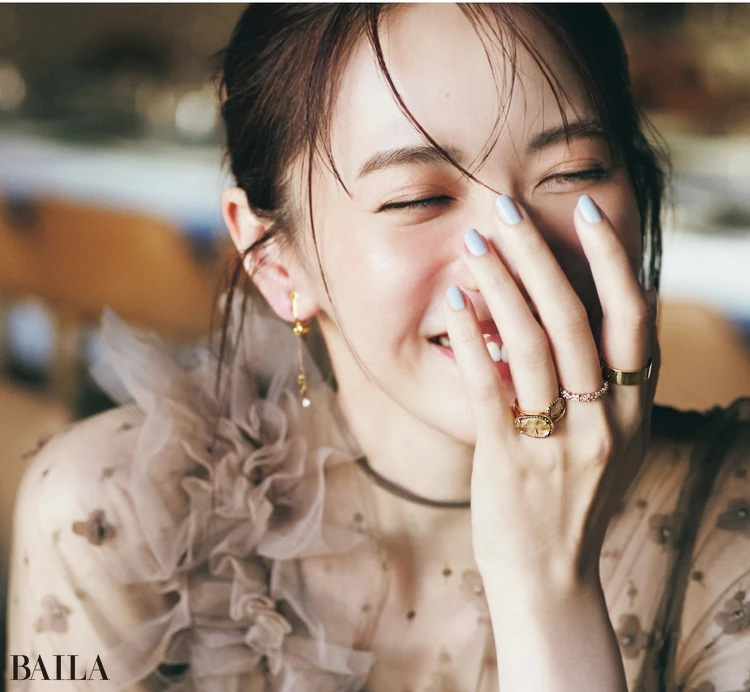 さし色が効いたレイヤードでふとしたしぐさも愛らしく