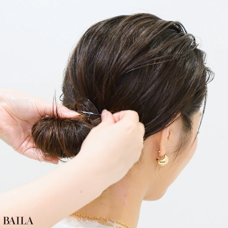 藤川美央さん もう一本ゴムを用意し、巻きつけた部分を上からおさえるようにしてゴムで留めます。