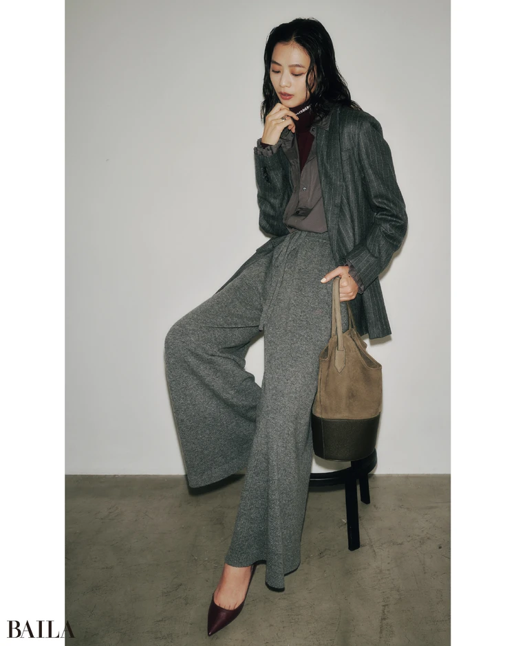 落ち感のあるニットパンツでジャケットコーデをエフォートレスに