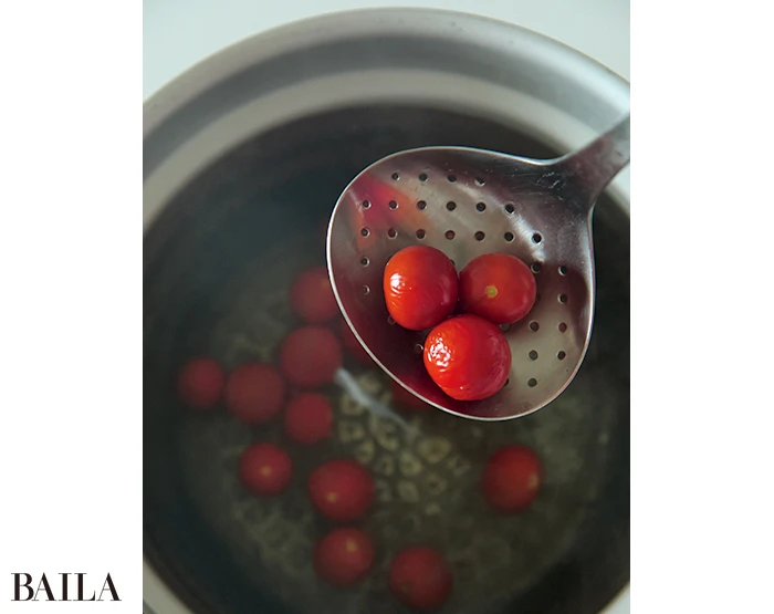 ミニトマトはゆですぎ注意。 1 分がベスト。お湯はスパゲッテ ィをゆでるのに再利用