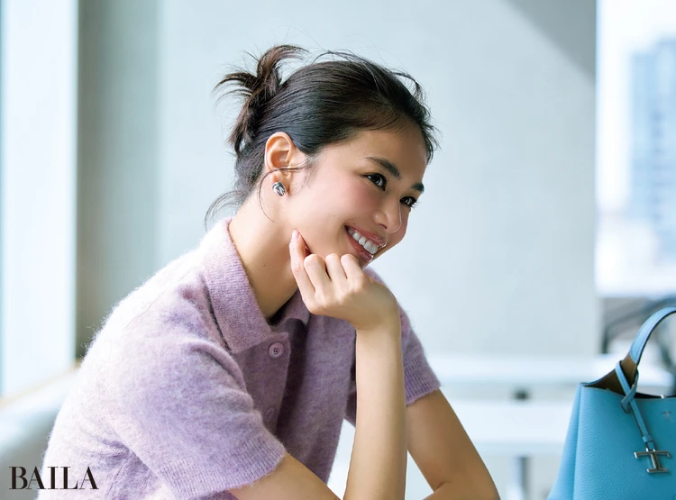 平日服の洗練度をおしあげる、計算された「ヘアとリップの関係」