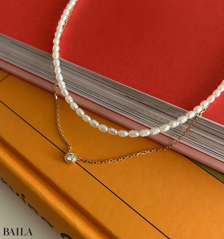 ルボンボンのパールネックレスと一粒ダイヤのネックレスを並べた様子