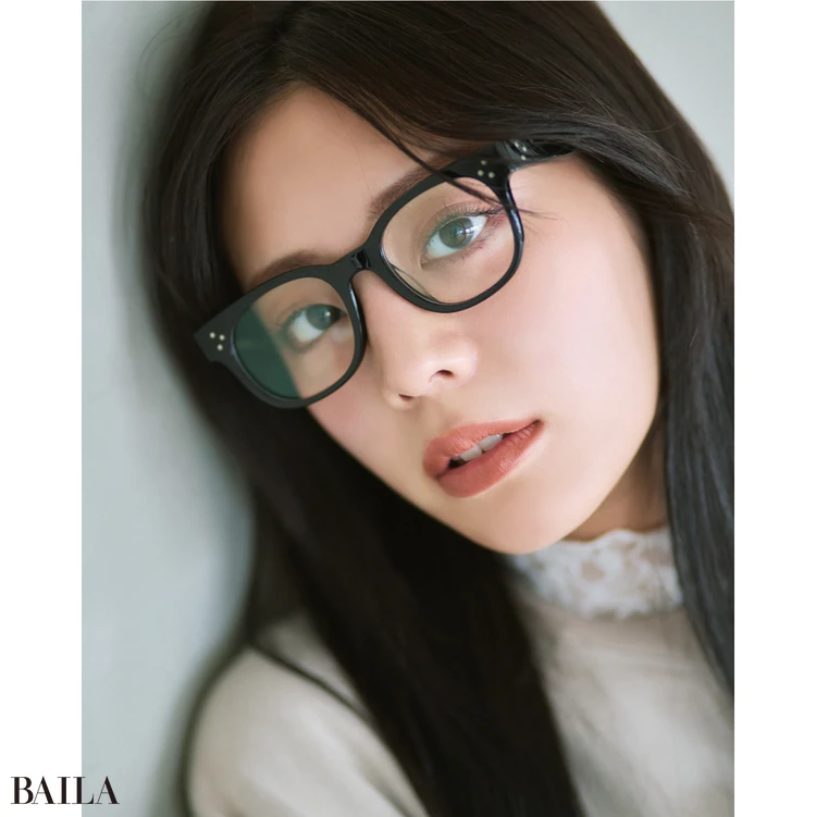 まろみカラーにシャープさを足す黒メガネが小粋