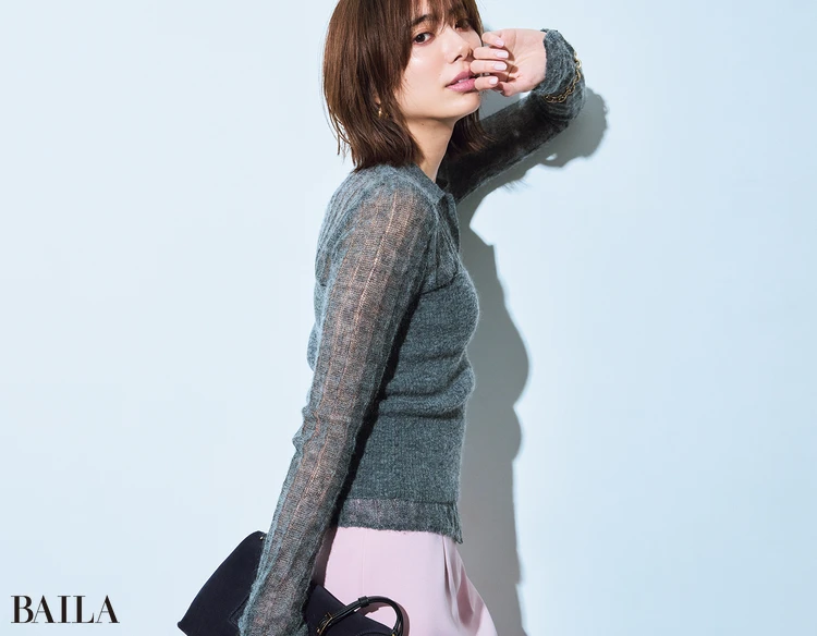 土屋巴瑞季　スカート￥20900／カデュネ プレスルーム（カデュネ）　ニット（ベアトップとセット）￥12100／ミラ オーウェン ルミネ新宿2 店（ミラ オーウェン）　ピアス￥110000（モニス）・ブレスレット￥6600（エイチアッシュ）／フォーティーン ショールーム　バッグ￥104500／ブルーベル・ジャパン（ワンドラー）　靴￥39600／フラッパーズ（スペルタ）