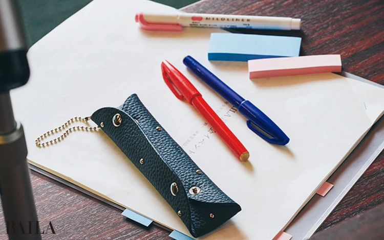 カメラで抜かれるときは ツヤトップスをイン