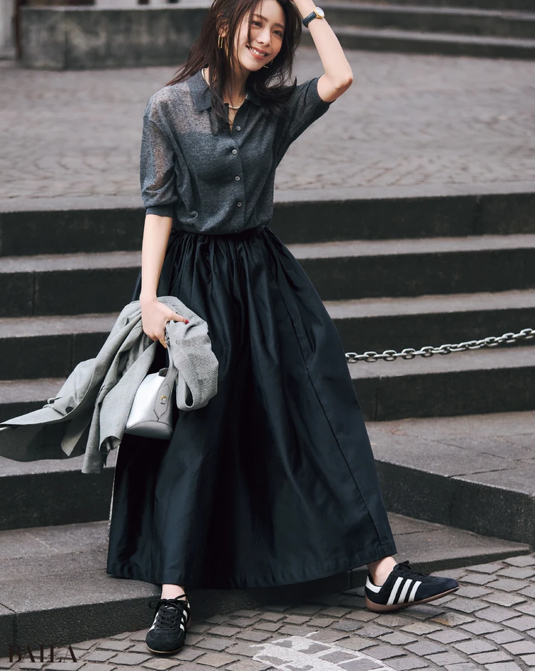 ボトムの色と同系色を選んでなじませる意識を！