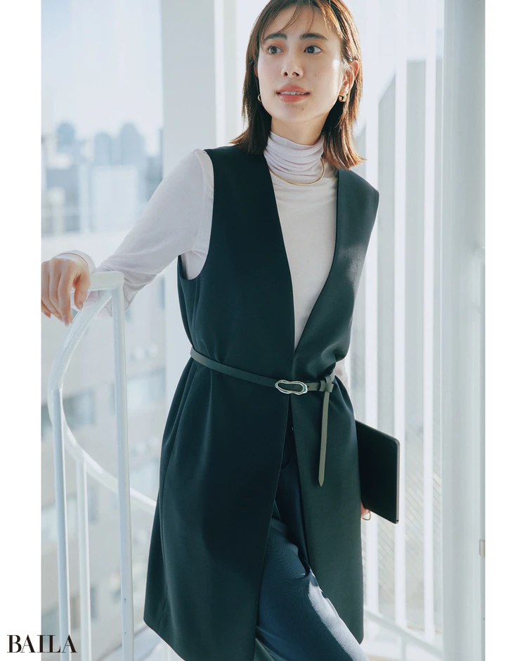 【&ress】シャープさの中に話しかけやすいやわらかさをくれるネイビーの信頼感