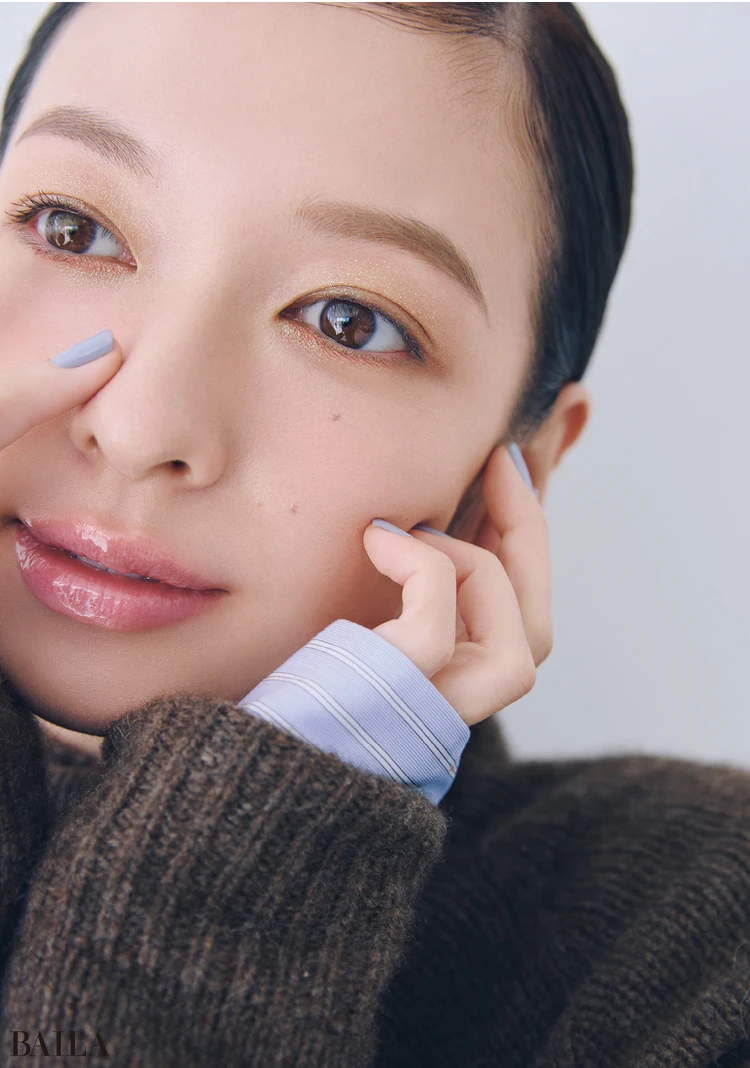 定番のベージュシャドウに 偏光ラメのスパイスで多幸感